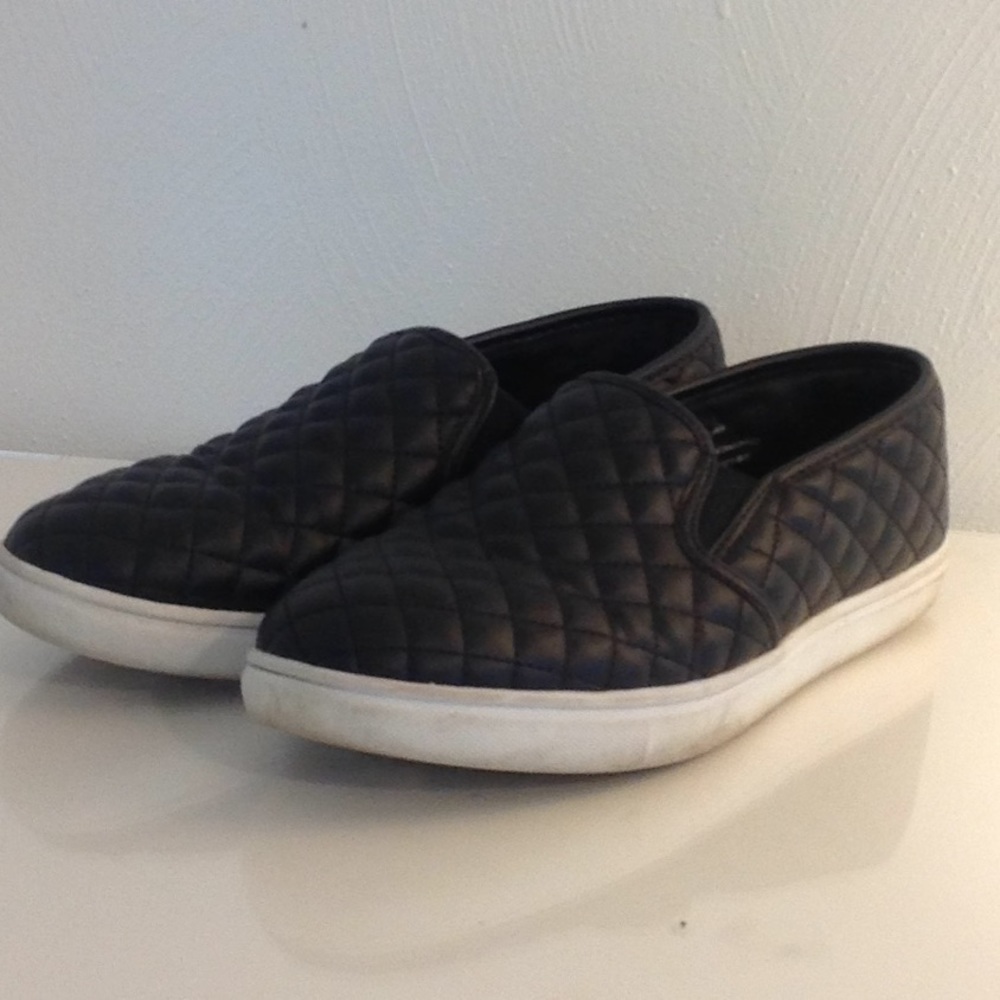 Womens casual textured flats.
